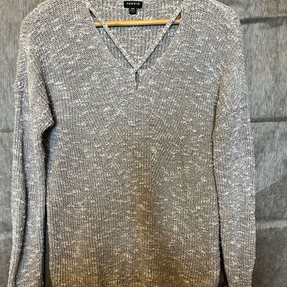 Plus SZ Women's Torrid 00 Grey Sweater Cut out design w/minor defects - Picture 7 of 11